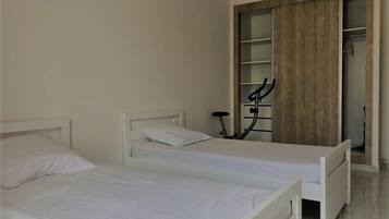 2 dormitoris, planxa i posts de planxar, wifi i roba de llit