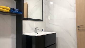 Assecador de cabells, tovalloles i paper higiènic