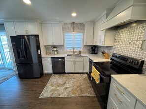 Kjøleskap, mikrobølgeovn, ovn og kokeplater