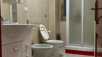 Dusche, Haartrockner, Bidet