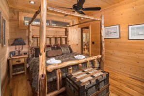 Room - NEW!!!! Cozy cabin! hot tub, game room, fire pit, outdoor space, decks, private (Banner Elk)