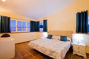 4 chambres, fer et planche à repasser, Wi-Fi, draps fournis