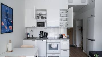 Een koelkast, een magnetron, een kookplaat, een vaatwasser