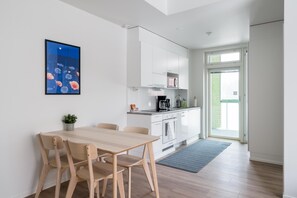 Kühlschrank, Mikrowelle, Herdplatte, Geschirrspüler