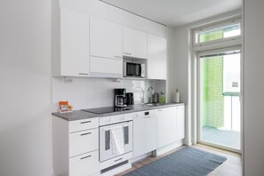 Jääkaappi, mikroaaltouuni, liesi, kahvin-/teenkeitin