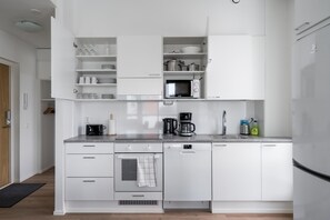 Kühlschrank, Mikrowelle, Herdplatte, Wasserkocher mit Kaffee-/Teezubehör