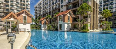 4 outdoor pools, pool loungers