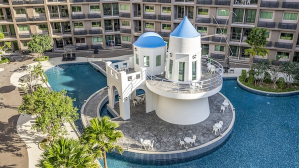 4 outdoor pools, sun loungers
