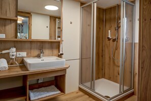 Standard-Doppelzimmer | Badezimmer | Dusche, Handtücher
