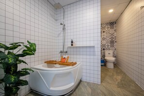 Studio Deluxe | Badrum | Gratis toalettartiklar, hårtork och tofflor