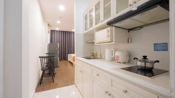 Superior Studio, 1 Bedroom | Private kitchen | Fridge, stovetop, cookware/dishes/utensils, paper towels