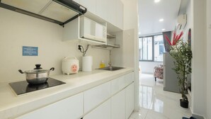 經典開放式客房 | 私人廚房 | 電冰箱、爐台、鍋具/餐盤/廚房用品、紙巾