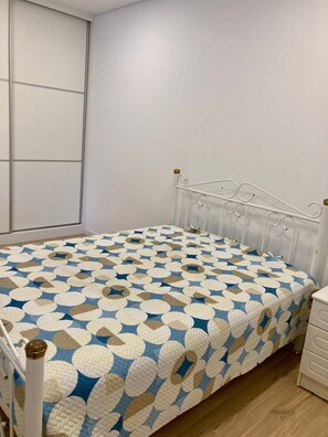 2 quartos, berço de viagem, Wi-Fi de cortesia, roupa de cama