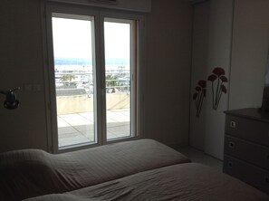 4 chambres, bureau, fer et planche à repasser, lit parapluie