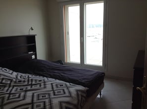 4 Schlafzimmer, Schreibtisch, Bügeleisen/Bügelbrett, Reisekinderbett