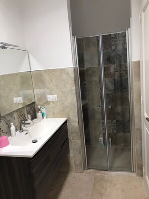 シャワー、ヘアドライヤー、ビデ、タオル