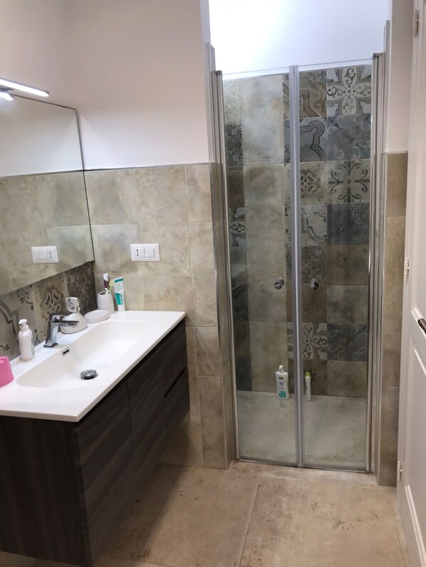 シャワー、ヘアドライヤー、ビデ、タオル