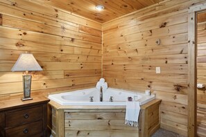 Ducha, bañera de hidromasaje, secador de pelo y toallas