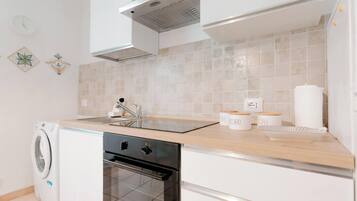 Frigorifero, microonde, forno, piano cottura