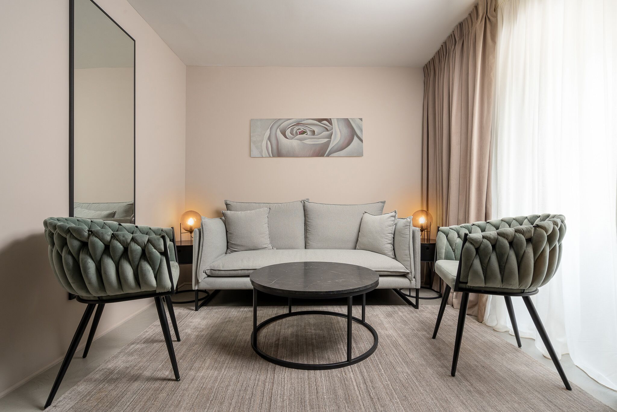 Apartamento junior, 1 habitación | Zona de estar | Televisión de pantalla plana de 32 pulgadas con canales por cable