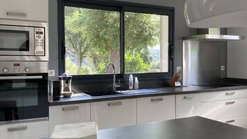 Frigorífico, microondas, horno y placa de cocina