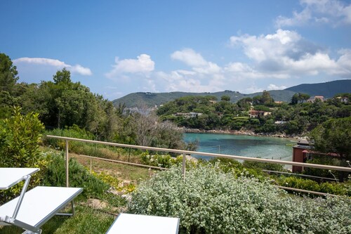 Luxury apartment with private access to the sea.