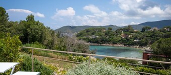 Luxury apartment with private access to the sea.