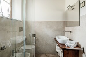 Comfort House | Bathroom | Shower, hair dryer, bidet, towels - Anita (Colle di Val d'Elsa)
