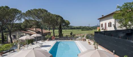 Hồ bơi ngoài trời phục vụ theo mùa, dù/ô trên bãi biển/hồ bơi