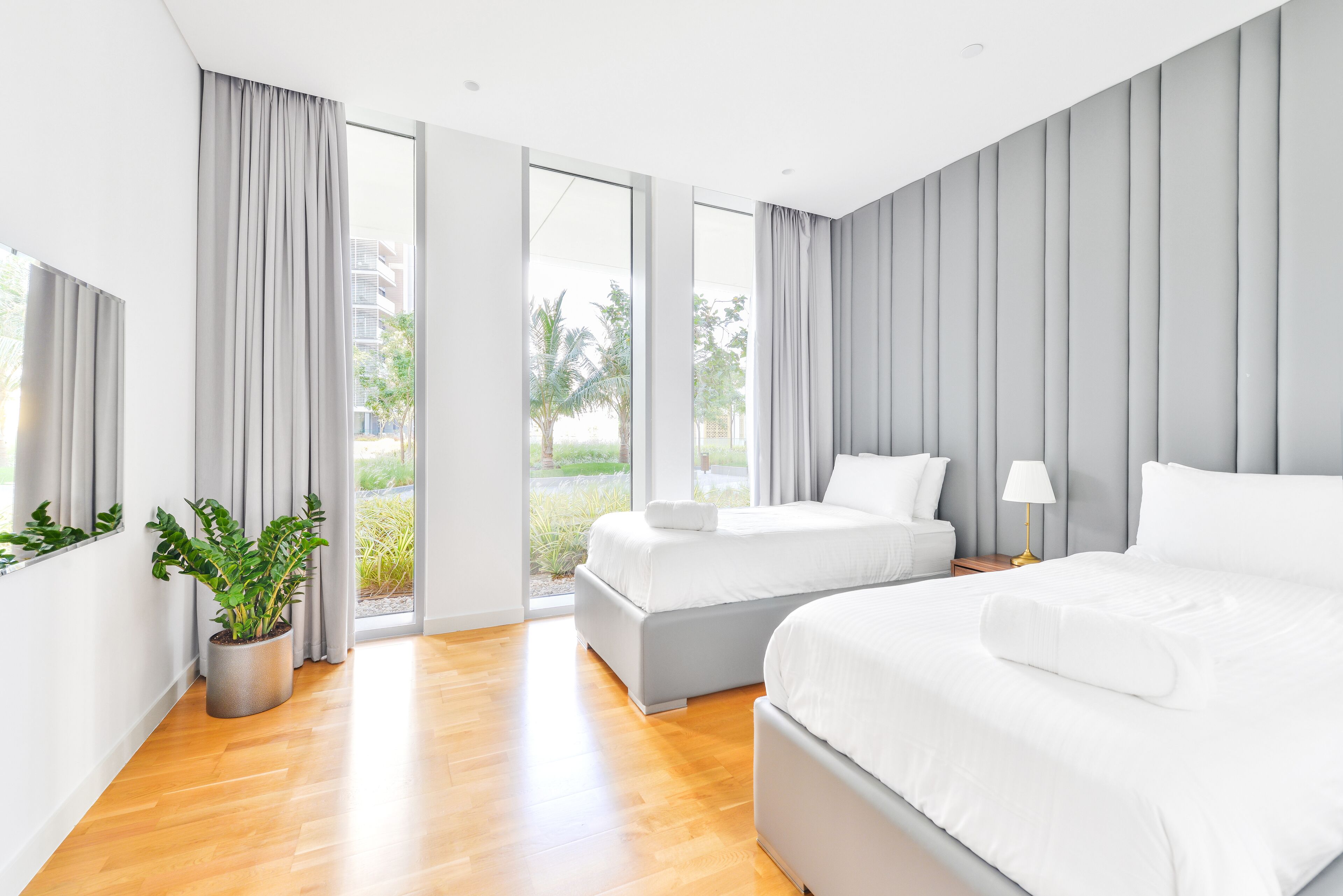 ملاءات من القطن المصري وأغطية فراش متميزة وخزنة داخل الغرفة