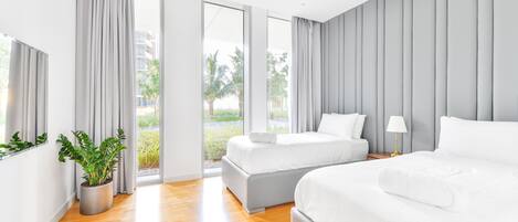 Appartement luxueux, 2 chambres, patio, rez-de-chaussée | Draps en coton égyptien, literie de qualité, coffre-fort, décor unique