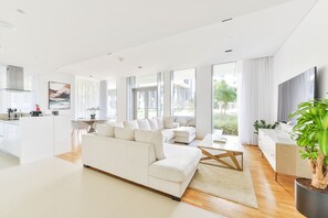 Appartement luxueux, 2 chambres, patio, rez-de-chaussée | Aire de séjour | Téléviseur à DEL, Netflix, Hulu, services de diffusion en continu