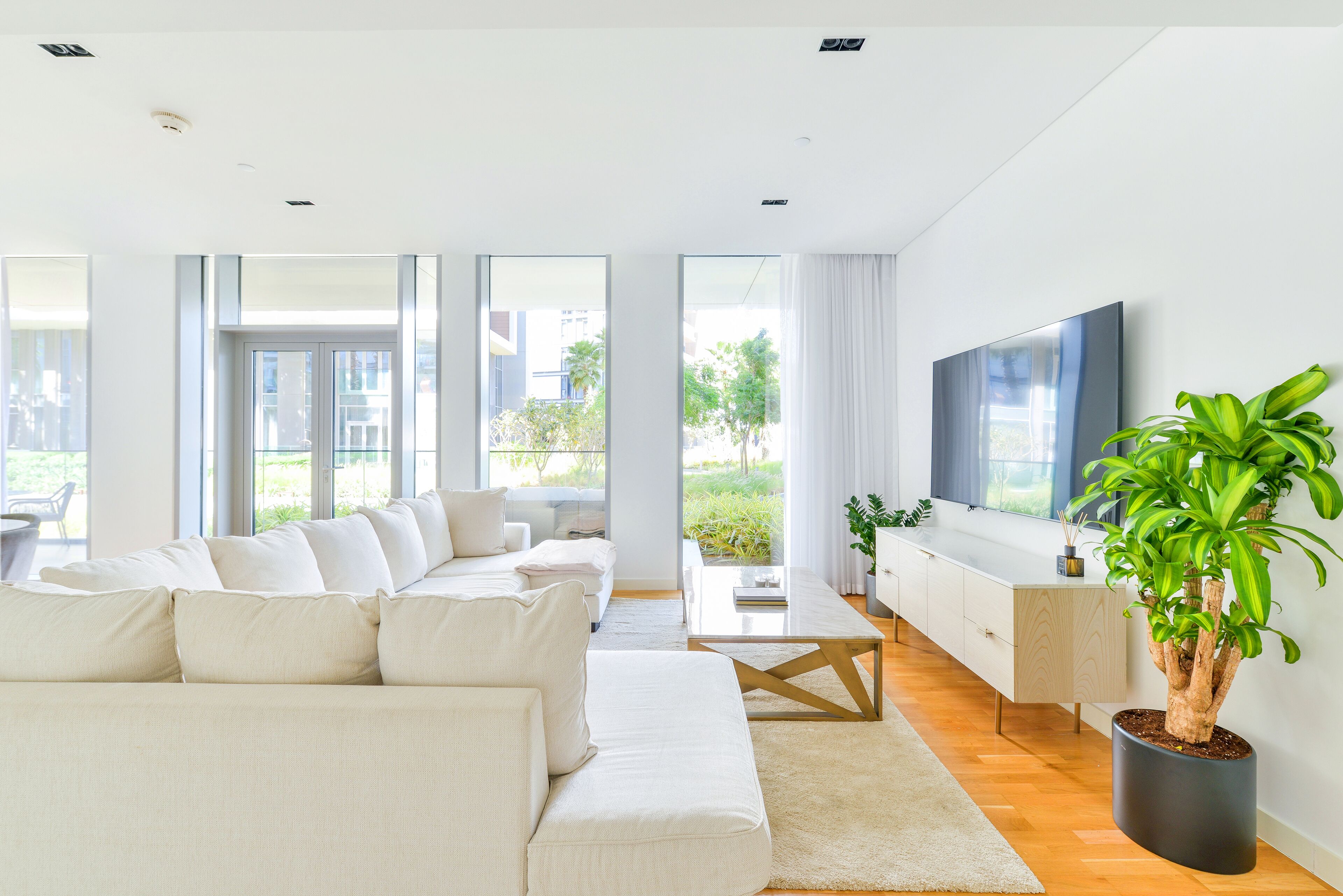 Luxury-Apartment, 2 Schlafzimmer, Terrasse, Erdgeschoss | Wohnbereich | 75-Zoll-LED-Fernseher mit Satellitenempfang, Fernseher, Netflix