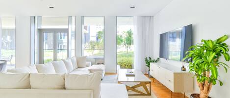 Luxury-Apartment, 2 Schlafzimmer, Terrasse, Erdgeschoss | Wohnbereich | 75-Zoll-LED-Fernseher mit Satellitenempfang, Fernseher, Netflix