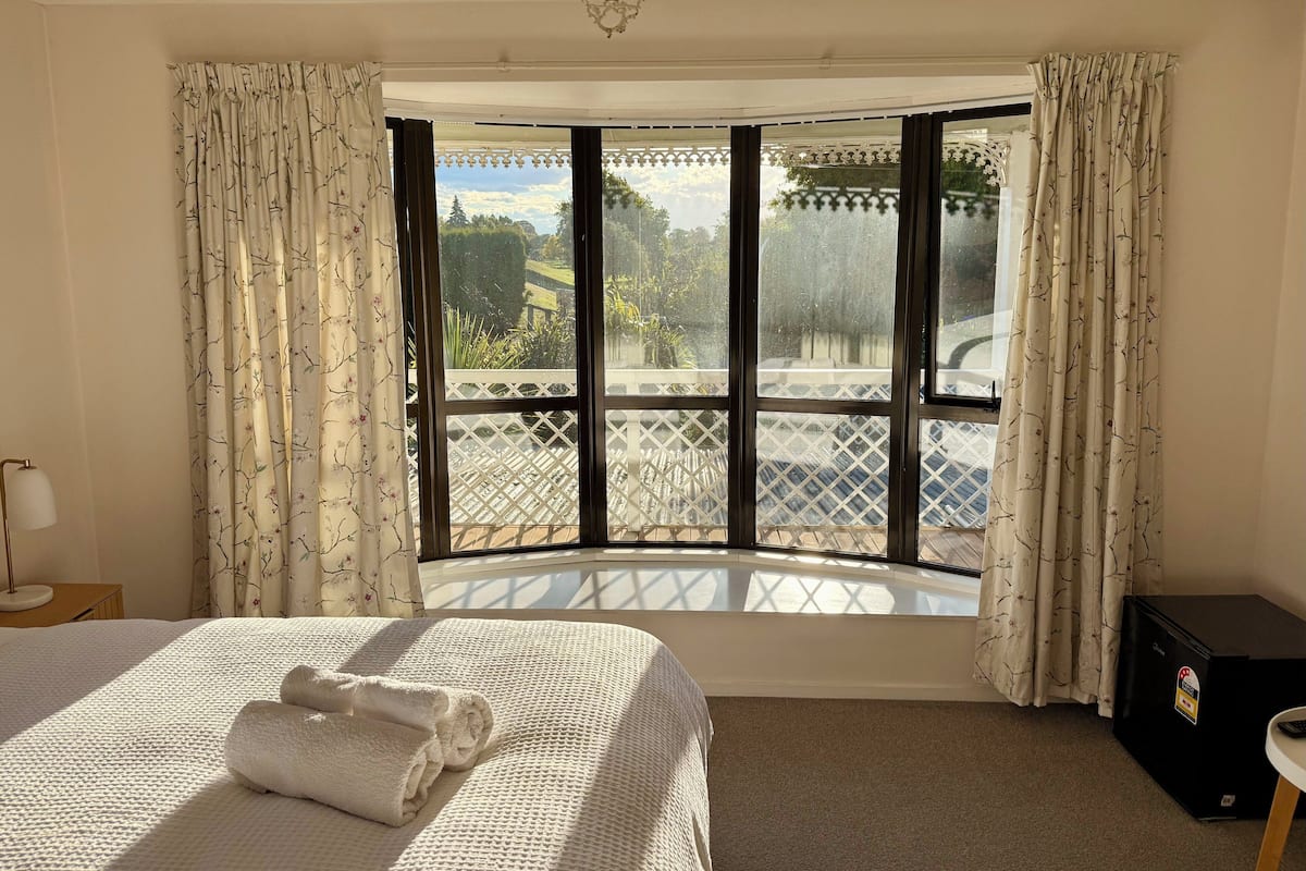Premium bedding, down duvets, pillow-top beds, desk