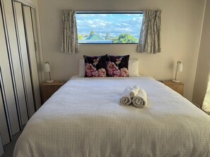 Comfort Room | Premium bedding, down duvets, pillow-top beds, individually decorated - river cottage (Blenheim)