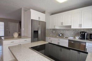 Private kitchen - Cozy and Peaceful Home Near Beach (Pompano Beach)