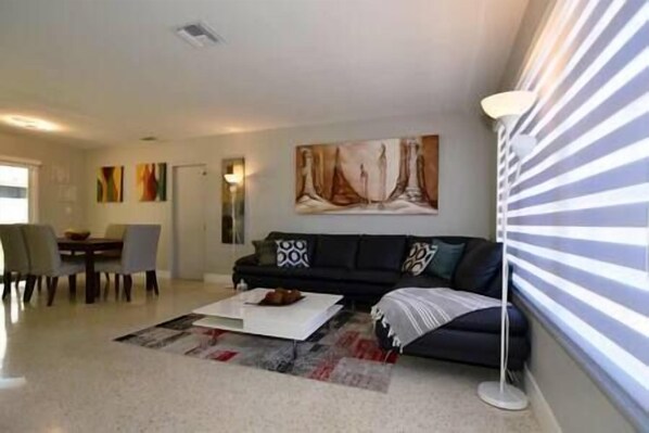 TV - Cozy and Peaceful Home Near Beach (Pompano Beach)