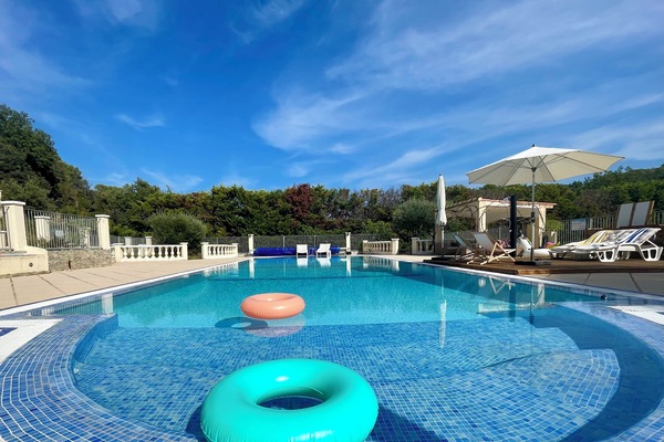 Una piscina al aire libre, una piscina climatizada