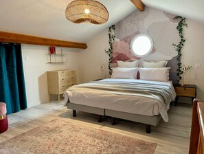 3 habitaciones, tabla de planchar con plancha y cuna de viaje 