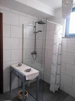 Shower, hair dryer, towels, toilet paper - Casa da Praia - Group Accommodation (Praia da Vitória)