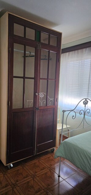 5 bedrooms, WiFi, bed sheets