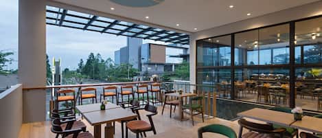 Desayuno buffet (IDR 85000 por persona)
