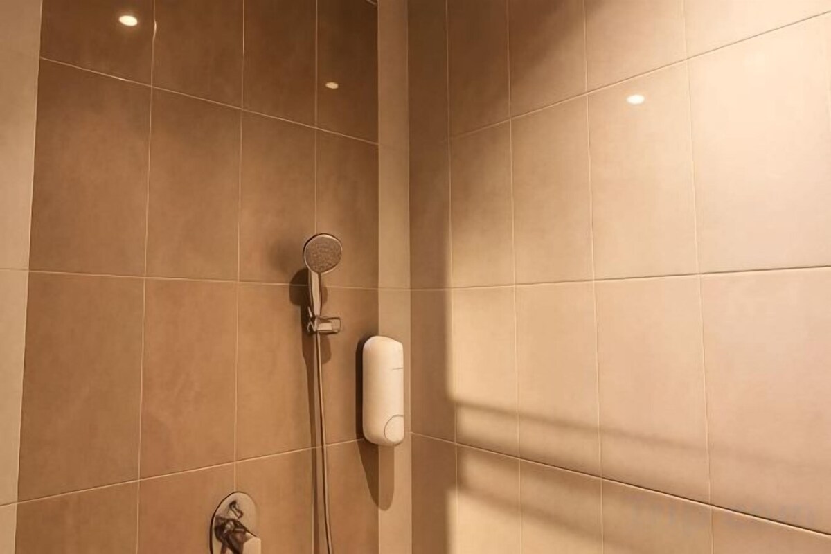 Shower, rainfall showerhead, bidet, towels