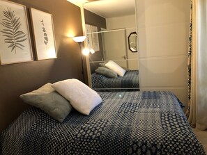 1 habitación, tabla de planchar con plancha y ropa de cama 