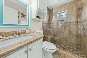 Shower, hair dryer, towels, shampoo - Paradise on the Green - Golf Views, Pools, Deck (Port Isabel)