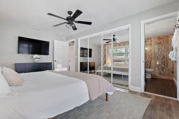 4 bedrooms, iron/ironing board, WiFi, bed sheets