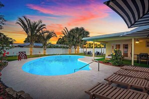 A heated pool - Clearwater LUXE! Tropical Family Beach Villa (Seminole)