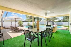 Outdoor dining - Clearwater LUXE! Tropical Family Beach Villa (Seminole)