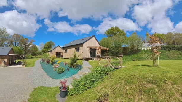 Una casa de madera rústica con un amplio porche y una piscina.